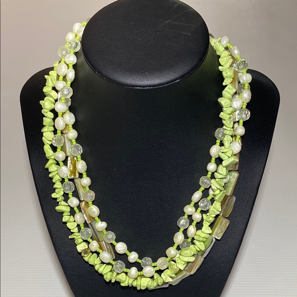 VNTG Unbranded Green and White Multi-Strand Necklace with Dimensional Beads